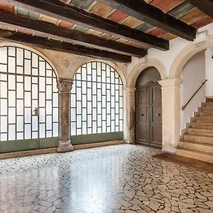 https://suite-al-vecchio-castello.hotelinveneto.com